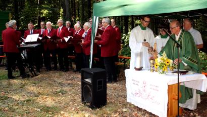 Bild: R. Kreuzer
Ein OWV-Mitglied zelebriert den Gottesdienst: Monsignore Andreas Uschold (vorne, rechts). Der Männergesangsverein Pirk unter Leitung von Joseph Frischholz begleitet die Messe musikalisch.
