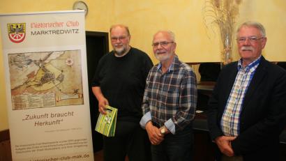 Bild: wro
Das Jagdschloss Kaiserhammer rückte Harald Stark (links) in den Mittelpunkt seines bebilderten Vortrags beim „Historischen Club“. Dankeschön dafür sagten die Vorstandsmitglieder Hermann Meier und Friedrich Haubner (von rechts).