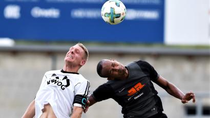 Bild: Büttner, Gerhard
Florian Rupprecht (links) liefert sich mit Santos Souza Dos vom SV Neukirchen Hl. Blut ein Kopfballduell. Der Weidener Defensivspieler verwandelte einen Elfmeter zur zwischenzeitlichen Führung der SpVgg SV. Am Ende trennten sich beide Mannschaften mit 1:1.