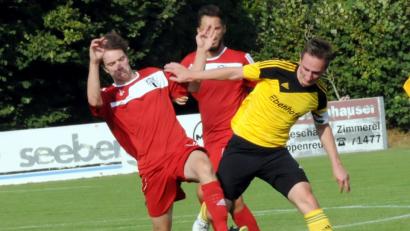Bild: heh
Der SV Poppenreuth besiegte den FSV Bayreuth verdient mit 3:1. Hier kämpfen Fabian Sticht (rechts) und der Bayreuther Johannes Auer um den Ball.