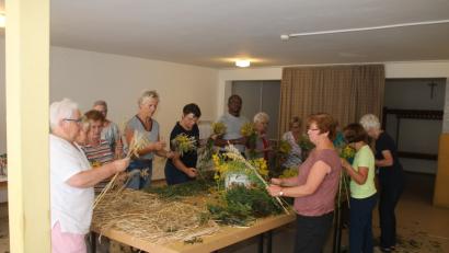 Bild: sne
Fleißige Frauen binden die Kräuterbuschen.
