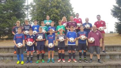 Bild: gz
Für die Ballspenden der Bayernchefs Thomas Grötsch aus Moosbach (hinten, Dritter von rechts),
Daniel Grötsch aus Waidhaus (hinten rechts) und Markus Kleber aus Eslarn (vorne, rechts) dankt im Beisein der C-Jugendlichen, einiger Vertreter der Bayern und des Vereins der JFG-Vorsitzende Markus Wild (hinten, Vierter von rechts).