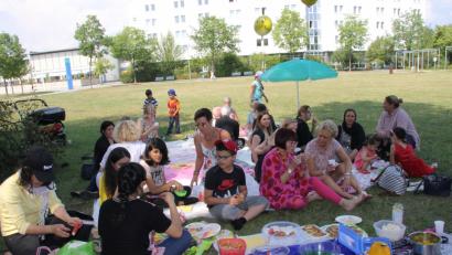 Bild: ads
An einem schattigen Plätzchen auf der Bleichwiese lassen es sich die Frauen aus unterschiedlichen Ländern bei bester internationaler Verköstigung gut gehen und pflegen einen regen Gedankenaustausch.	Bild: ads