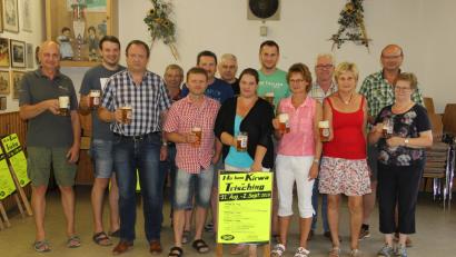 Bild: ral
Die Verantwortlichen der Kirchweih stießen auf ein gutes Gelingen an.