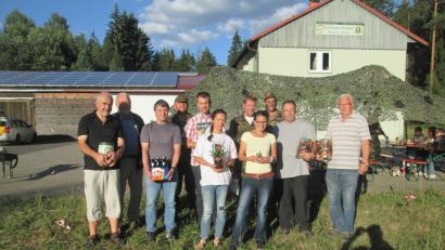 Bild: hkö
Unser Bild zeigt die Sieger und Vertreter der Kameradschaft von links: Ehrenschützenmeister Hans Englmann, dritter Bürgermeister Karl Lenhard, Alexander Veigl, SRK-Vorsitzender Norbert Schwarz, Jan Böhringer, Sandra Schreyer, Daniela Heinl, Erik Müller, Florian Heinl, Schützenmeister Ralf Kastner und Josef Legath.