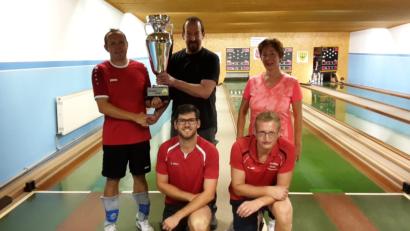 Bild: ruw
Der Pokalstifter Robert George (hinten Mitte) überreicht dem Turniergewinner Jürgen Witt (hinten links) den neuen Virgil-Cup. Er hatte sich gegen Uwe Rupprecht und Carsten Bohun (knieend, von links) sowie Waltraud Seibold durchgesetzt.