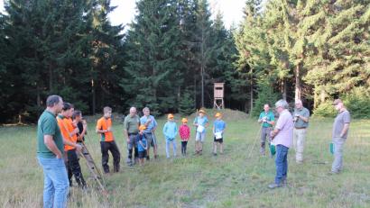 Bild: pi
Forstdirektor Stefan Bösl (Zweiter von rechts) freute sich wie sein Stellvertreter Ingo Greim (rechts), Toni Wolf vom Bund Naturschutz (Dritter von rechts) und Thomas Parton (links) über den Eifer der Kinder bei der Arnika-Pflanzaktion der Bayerischen Staatsforsten.
Bild: pi