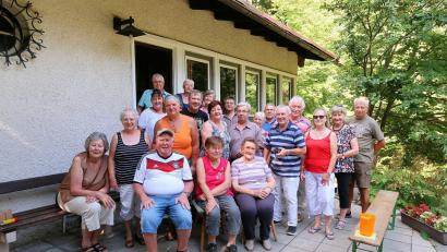 Bild: bsc
Ablenkung und viel Unterhaltung brachte ein Aufenthalt im „ESV-Eisenbahnerhäusl“ für Mitglieder der Selbsthilfegruppe der Schlaganfallbetroffenen und Aphasiker im Landkreis Tirschenreuth. Dieter Niewolik (hinten links) hatte zusammen mit Brigitte Kreil (zweite Reihe, Dritte von links) den Aufenthalt ermöglicht.