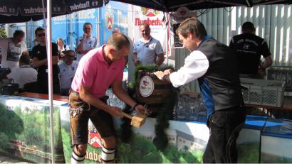 Bild: sei
Mit drei Schlägen zapfte Kartellvorsitzender Richard Kammerer (links) unter Mithilfe von Geburtstagskind Bürgermeister Stephan Oetzinger (rechts) das erste Faß Naabecker Festbier an.