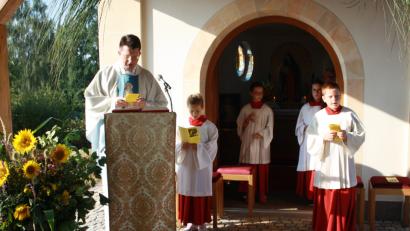 Bild: lk
Pfarradministrator Konrad Ackermann beim Gesang während des Gottesdienstes.