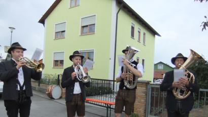 Bild: gm
Die Musikkapelle "Blechrauschen" gibt im Auftrag der Feuerwehr vor dem Kirchlein in Kreith ein Standkonzert.