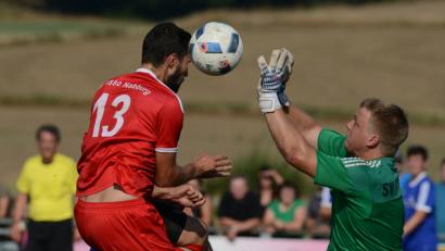 Bild: ham
Der Nabburger Patrick Greindl (links) versucht den Diendorfer Torwart Michael Rüdiger zu überlisten. Das Stadtderby vor 250 Zuschauern entschied überraschend hoch der TSV Diendorf mit 4:1 für sich.