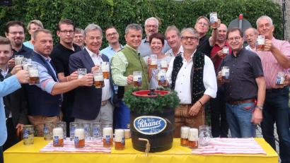 Bild: Hirsch
Die Ehrengäste standen beim Anzapfen „Spalier“ und stießen anschließend auf ein gutes Gelingen an.