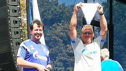 Bild: ü
Beim Schalke-Tag bekommen die Mitglieder des Kirchenthumbacher Schalke-Fanclubs einen Ehrenwimpel überreicht.