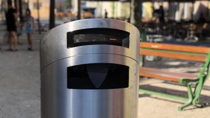 Bild: Karin Wilck
So sieht einer der Testmülleimer aus, die gerade in der Innenstadt montiert werden. Dieser hier steht am Unteren Markt.