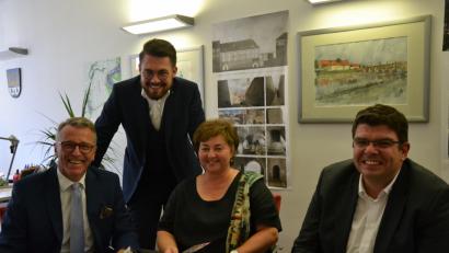 Bild: szl
Blicken in eine positive Zukunft für „Leben plus“: Bürgermeister Franz Stahl, stellvertretender BRK-Kreisgeschäftsführer Sven Lehner, Quartiersmanagerin Cornelia Stahl und BRK-Kreisgeschäftsführer Holger Schedl.