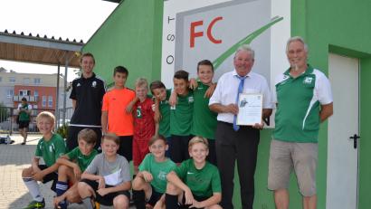 Bild: hcz
Vorsitzender Franz Bäumler (rechts) und Ehrenamtsbeauftragter Hans Forster (links daneben) mit der "U 13-D"- Mannschaft des FC Weiden-Ost.