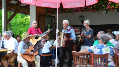 Bild: ads
Federführend beim Musikantentreffen zum Buchbergfestausklang ist die Hüttenmuse mit Hans Kiener, Vitus Kaa und Franz Graf, mit der auch der Schnaittenbacher Musikant Karl Heinz Müller (von links) gerne musiziert.