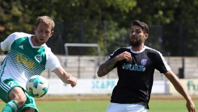 Bild: exb
Für den SV Mitterteich (links Martin Bächer) gab es am Sonntag beim FC Eintracht Bamberg (rechts Tobias Ulbricht) nichts zu holen. Die Lang-Truppe unterlag mit 1:5.