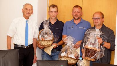 Bild: bkr
Zweiter Bürgermeister Karl-Heinz Glaser (von links) dankte Leiter des Bauhofs Martin Reichenberger, Marco Hautmann und Thomas Zapf für ihre selbstlose Tat am Fichtelsee.