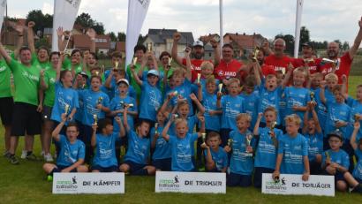 Bild: mnt
Zum Abschluss gab es noch ein gemeinsames Gruppenfoto, mit allen Betreuern und Kindern, sowie mit Fußballlegende Hans-Jürgen Brunner.
