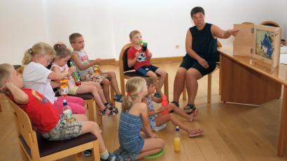 Bild: sön
Gespannt lauschten die Kinder, als Sonja Ram die Geschichte „Der kleine Wassermann“ mit Bildern des Erzähltheaters Kamishibai vortrug.
