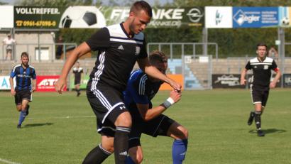 Bild: otr
Vor Jahresfrist verhinderte Dominik Forster im Bayernligateam der SpVgg SV Weiden noch gegnerische Treffer. Jetzt traf er für den FC Weiden-Ost gegen die SpVgg SV II als Stürmer. Der FC Ost entschied das Stadtderby mit 4:1 für sich.