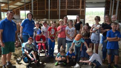Bild: jr
Mit 17 Kindern besuchte die Inklusive Kinderferienbetreuung der Lebenshilfe am Donnerstagnachmittag den Stall der Familie Weigl (Walerhof) in Pilmersreuth an der Straße. Alexander und Michaela Weigl (von links) hießen die Kinder willkommen und führten sie durch den 2014 gebauten Stall. Julia Schmeller (Dritte von rechts) berichtete von 46 Kindern, die die dreiwöchige Kinderferienbetreuung nutzten.