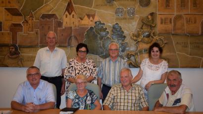 Bild: bnr
In der konstituierenden Sitzung wurden Helmut Butz und Gertrud Gradl zu Sprechern des Seniorenbeirates gewählt. Unsere Aufnahme zeigt stehend von links Arnold Kimmerl, Gertrud Gradl, Helmut Butz, Dr.Johanna Mertins sowie stzend von links Bürgermeister Richard Tischler, Clementine Wölker, Alfons Braun und Wolfgang Bernert.