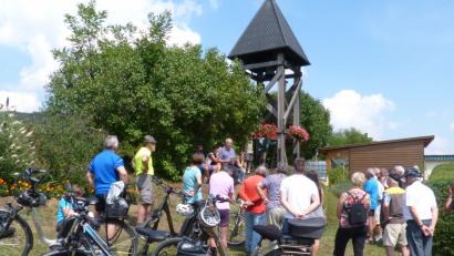 Bild: fm
Simultanradtour am Glockenturm Mittelreinbach, Pfarrer Konrad Schornbaum (Mitte).