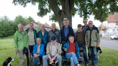 Bild: sh
Die Donnerstags-Rentner-Wanderer aus Schnaittenbach an ihrem Treffpunkt „am Lindenbaum“.