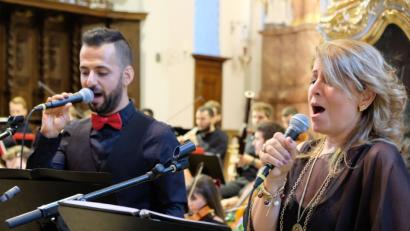 Bild: Robert Dotzauer
Die Premiere von „Passio – Compassio“ des Festivals junger Künstler Bayreuth brachte in der Klosterkirche Speinshart die Kulturen in Berührung. Unter der Gesamtleitung von Vladimir Ivanoff feierten das Ensemble Sarband mit ihren Solisten und das Kammerorchester aus Cluj (Rumänien) Triumpfe. Als Spezialisten für osmanischen Gesang glänzten in der puren Schönheit orientalischer Verzierungen Rebal Alkhodari (links) und Fadia El-Hage.