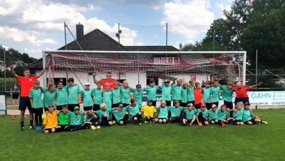 Bild: fop
Fast 40 Kinder nahmen heuer an der Fußballschule in Schmidmühlen teil, hier mit Stützpunktleiter Thomas Grill.