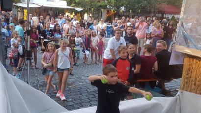 Bild: Hirsch
„Sie treffen – ein Promi geht baden“. Vor allem die Kinder hatten ihren Spaß daran, die Wasserrutsche in Gang zu setzen, in dem sie mit einem Tennisball gegen eine Scheibe warfen.