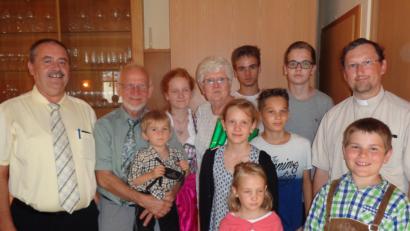 Bild: dpe
Das goldene Jubelpaar Hans und Hannelore Kredler (Mitte), eingerahmt von den acht Enkelkindern und Bürgermeister Peter Dotzler (links) sowie Pfarrvikar Christian Preitschaft (rechts).