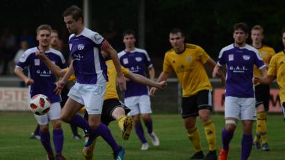 Bild: ham
TSV-Spieler Luff Thimo lässt sich nicht beirren und zieht allen davon. Detag Wernberg gewann nach einem 0:2-Rückstand noch mit 3:2 gegen den SV Hahnbach.