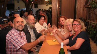 Bild: wro
„Wein und Musik erfreuen das Herz“, wussten schon die Römer. Nicht anders war es beim Weinabend des Schönhaider Opel-Clubs, der dazu in den Dorfstadel eingeladen hatte.