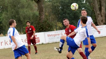 Bild: heh
Der TSV Waldershof nahm auch die Hürde SG Fuchsmühl und feierte im sechsten Spiel den sechsten Sieg. Beide Treffer beim 2:0-Erfolg erzielte Dominik Dotzauer (rotes Trikot, Dritter von rechts), der allerdings in dieser Szene gegen Andreas Spörrer, Johannes Holmer und Christopher Fürst (von links) das Nachsehen hat.