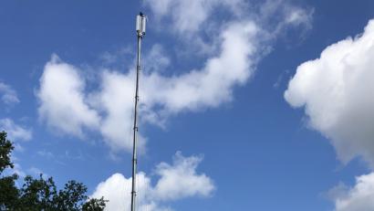 Bild: exb
Karin Ehrhardt, kommunale Ansprechpartnerin der Telekom Deutschland, Barbara Pös/Informationsmanagement Funk und Umwelt und Bürgermeister Josef Gilch (von links) vor der provisorischen Anlage.