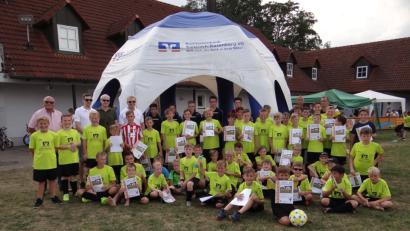 Bild: ibj
Mit SV-Vorsitzenden Hans Luber, Geschäftsstellenleiter Marcel Marquardt, Bürgermeister Bernhard Lindner und Raiffeisenvorstandsmitglied Martin Sachsenhauser (hinten von links) freut sich das Trainer- und Betreuerteam mit den Jungfußballern über drei gelungene Tage.