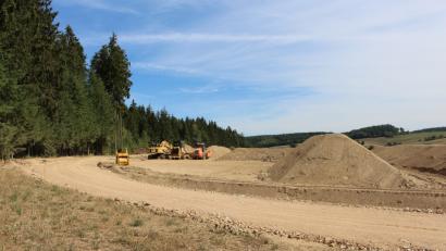 Bild: ema
Derzeit laufen die Wegebaumaßnahmen in Guteneck im Zuge der Dorferneuerung und der Flurneuordnung.