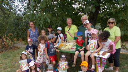 Bild: alr
Kindergarten-Leiterin Daniela Preißinger (hinten, von links), OGV-Vorsitzender Andre Dietrich sowie Klaus Sehnke und Annemarie Preißinger vom OGV schauen sich mit den Kindern die Streuobstwiesen genauer an.