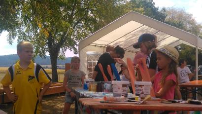 Bild: exb
Die Kinder durften ihrer Kreativität freien Lauf lassen und die Zaunlatten selber bemalen.