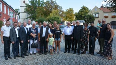 Bild: jr
Über viele Geburtstagsglückwünsche freute sich am Sonntag der Konnersreuther Altbürgermeister Michael Hamann (8. von links). Unter den Gratulanten waren seine Frau Maria (6. von links), seine drei Kinder und vier Enkel sowie (von links) CSU-Ortsvorsitzender Andreas Malzer, MdL Tobias Reiß, stellvertretender Landrat Alfred Scheidler, Bürgermeister Max Bindl sowie Pfarrer Anton Vogl (6. von rechts) und Festprediger Pater Konrad Haußner (7. von rechts).