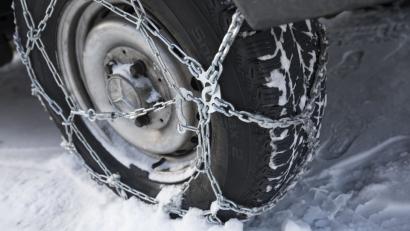 Bild: Florian Schuh/dpa
So wären sie richtig eingesetzt - verloren auf der Autobahn sind Schneeketten allerdings ein gefährliches Verkehrshindernis.