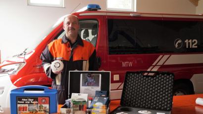 Bild: arw
Der Fachberater der Landkreisfeuerwehren, Thomas Mathes, wirbt für den Einbau von Feuermeldern und ihre regelmäßige Wartung.