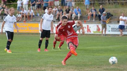 Bild: ref
Da war die Welt in Neukirchen noch in Ordnung: Maximilian Witzel tritt an und verwandelt einen Foulelfmeter zur 1:0-Führung.