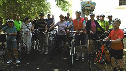 Bild: kod
Die Radwallfahrer stellen sich zum Gruppenfoto auf.