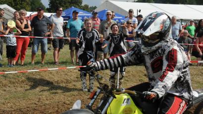 Bild: gf
Während Rebecca Baumer für Bixen Racing ihre Runden dreht, wird sie von Maxi Morner (links) und Anne Renner (rechts) lautstark angefeuert.