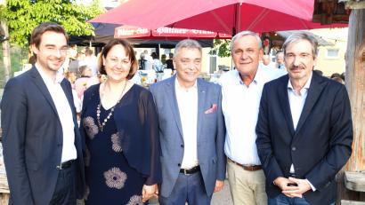 Bild: wd
Den Jubilar in die Mitte genommen. Stephan Oetzinger und Annett Kamm (von links), Wolfgang Jess und OB Kurt Seggewiß (von rechts) gratulieren Günther Kamm zum 60. Geburtstag.	Bild: Wieder